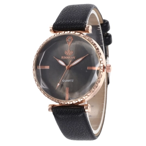 Damenquarzuhr in Roségold mit schwarzem Lederarmband und rauchgrauem Sonnenschliff-Zifferblatt