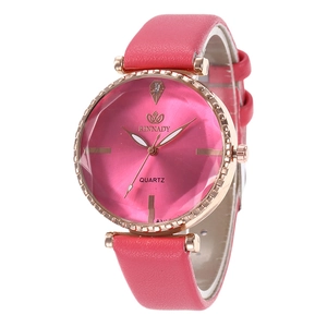 Detailansicht einer rosa Strass-Quarzuhr mit geschliffenem Glas und Lederarmband