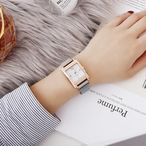 Details einer quadratischen Quarzuhr mit Roségoldgehäuse und Silber-Magnetarmband