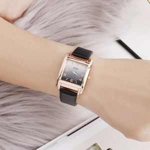 Primo piano dell'orologio quadrato vintage da donna con quadrante sfumato e cassa oro rosa