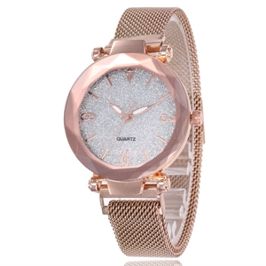 Vue détaillée d'une montre femme or rose avec cadran pailleté et bracelet magnétique
