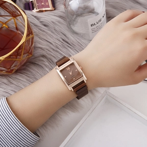 Elegante Damen-Quarzuhr mit quadratischem Gehäuse und braunem Magnet-Gliederarmband