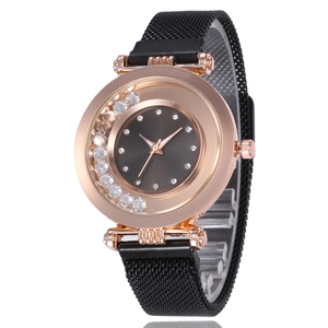 Détail de la montre or rose avec perles de zircon et bracelet en maille noire