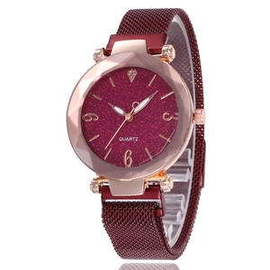 Montre femme quartz or rose avec cadran pailleté bordeaux et bracelet en maille milanaise