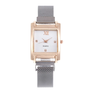 Detail der quadratischen roségoldenen Uhr mit römischen Ziffern und Magnetarmband