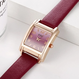 Dettaglio della cassa quadrata in oro rosa con cinturino in pelle bordeaux della trama incrociata