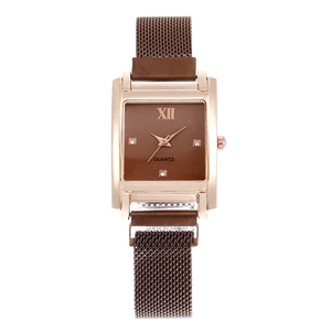 Detail der roségoldenen eckigen Uhr mit braunem Zifferblatt und Magnetarmband