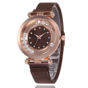 Détail d'une montre à quartz rose doré avec cadran brun et bracelet en maille milanaise