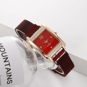 Detail einer quadratischen Roségold Quarz-Uhr mit rotem Zifferblatt und Magnetarmband