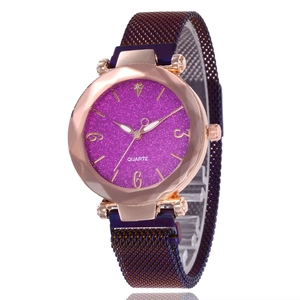 Montre à quartz élégante en or rose avec cadran ciel étoilé et bracelet milanais violet