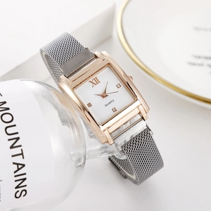 Detailansicht der quadratischen Roségold-Uhr mit Milanaise-Armband und römischer XII
