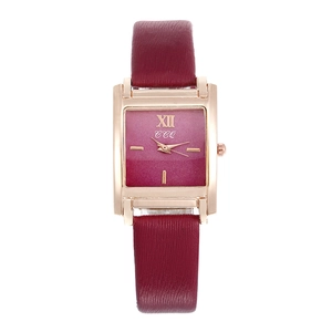 Détail de montre rectangulaire en or rose avec cadran rouge dégradé et chiffre romain XII
