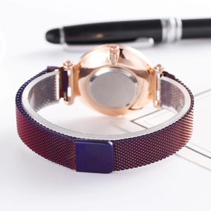Détail du bracelet de montre en maille or rose avec fermoir magnétique et dégradé violet