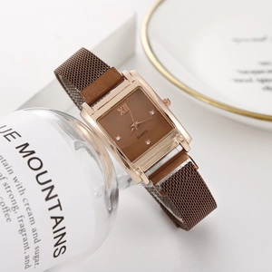 Details einer roségoldenen Quarzuhr mit braunem Zifferblatt und Magnetarmband