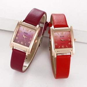 Dettaglio di orologi al quarzo rettangolari con cinturini in pelle rossa e quadranti sfumati