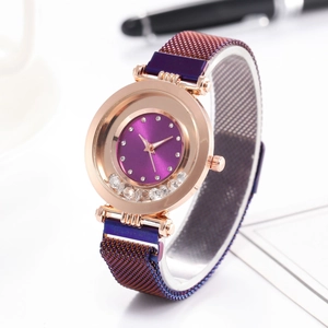 Détail d'une montre à quartz violette avec cristaux mobiles et bracelet magnétique or rose