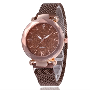 Détail du cadran brun étoilé avec mouvement quartz et bracelet magnétique en or rose