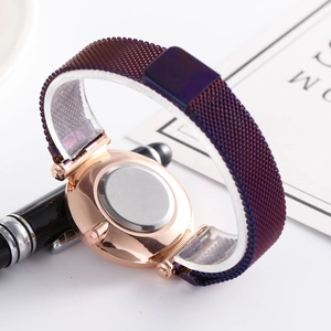 Vue détaillée du bracelet en maille violette et du boîtier en or rose très élégant
