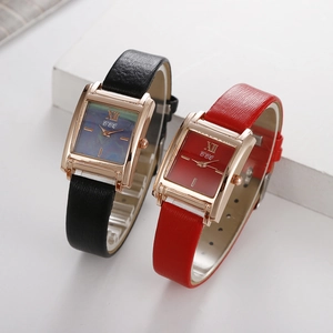 Détail de montres à quartz carrées avec bracelet en cuir noir marbré et rouge or rose