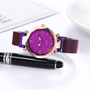 Détail de la montre avec cadran ciel étoilé violet, boîtier or rose et bracelet mesh