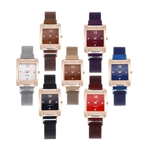 Detailansicht quadratischer Quarzuhren mit Milanaise-Armband in sieben Farben