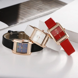 Détails de montres à quartz carrées avec bracelets en cuir et chiffres romains de luxe