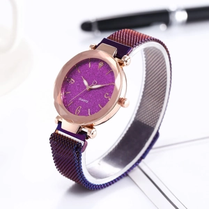 Vue détaillée du cadran étoilé violet et boîtier or rose de la montre quartz femme