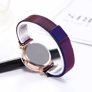 Détails du bracelet en maille violette et boîtier or rose d'une montre à quartz