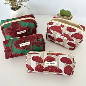 Lot de quatre trousses à crayons et maquillage avec motifs floraux en jacquard