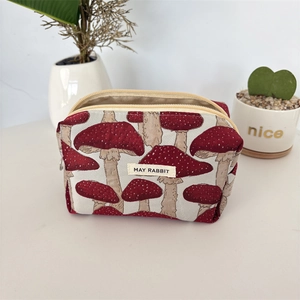 Détail du sac jacquard à motif champignon avec double fermeture et doublure en satin