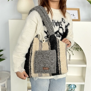 Detail der flauschigen gestreiften Tragetasche mit Lammfell-Textur und Marken-Lederpatch