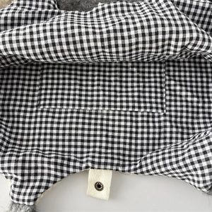 Detailansicht der Innenseite der Plüschtasche mit Karofutter und Einsteckfach