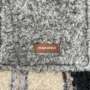 Nahaufnahme der flauschigen Textur mit mayrabbit Lederetikett an der Plüsch-Einkaufstasche