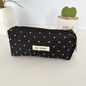 Vue détaillée de la trousse jacquard à pois avec fermeture éclair et grande capacité