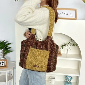 Detail der Teddy-Plüschtasche mit braunen Streifen und gelber Tasche für Herbst