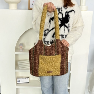 Detail der Plüsch-Schultertasche mit senfgelber Tasche und mayrabbit-Etikett