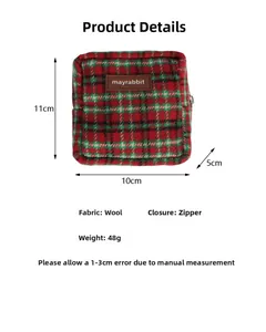 Dimensions détaillées de la petite pochette carrée en laine à carreaux rouges et verts