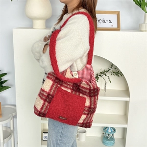 Detailaufnahme der rot-beigen Plüsch-Einkaufstasche mit weicher Fleece-Textur und Tasche