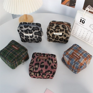 Petites pochettes de rangement en peluche à motifs léopard et carreaux avec zip rond