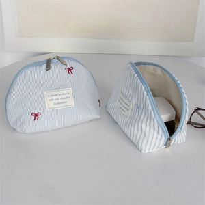 Striped shell-shaped makeup bag with bow embroidery and double zipper closure
