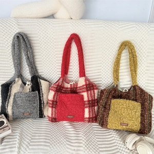 Detailansicht von Plüsch-Einkaufstaschen mit Streifenmuster und Leder-Markenlabels