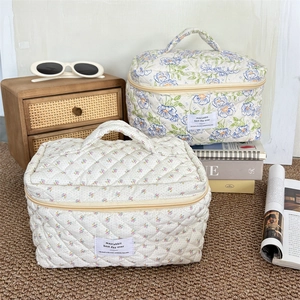 Trousse de toilette matelassée en coton fleuri avec poignée et fermeture éclair