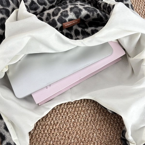 Binnenaanzicht van de luipaard shopper met laptopvak en lederen merklabel detail