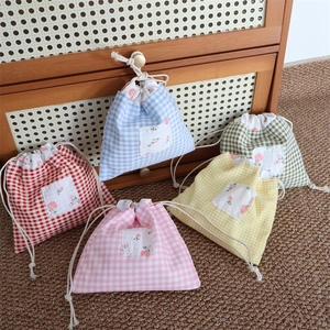 Lot de cinq sachets à cordon à carreaux colorés en coton et lin pour petits objets