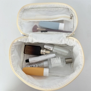 Vue intérieure de la trousse de toilette matelassée fleurie avec poche en filet