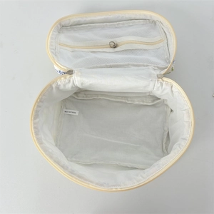 Détails de la trousse de maquillage avec compartiment spacieux et poche filet zippée