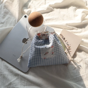Pochette à cordon vichy bleu avec poche fleurie sur fond de tissu esthétique