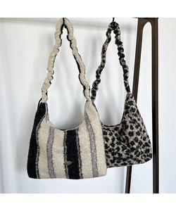 Dettaglio di borse tote in peluche leopardate e a righe con spalline arricciate
