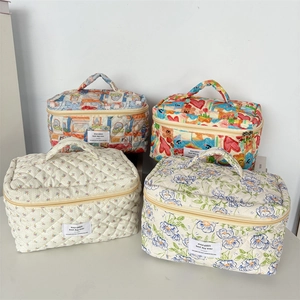 Trousses de maquillage en coton matelassé aux motifs floraux et cœurs avec poignées