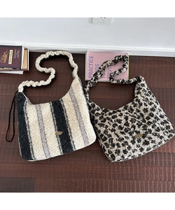 Dettaglio di borse tote in peluche leopardate e a righe con manici arricciati